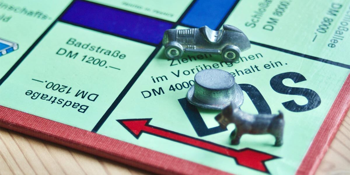 Ein Monopoly-Spielbrett als Metapher für den Unterschied zwischen Immobilieneigentümern und Mietern | Kaufen statt Mieten